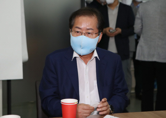 국민의힘 대권주자인 홍준표 의원이 6일 오후 대구경북디자인센터에서 열린 청년4.0포럼에서 특강을 하기에 앞서 포럼관계자들과 얘기를 나누고 있다. <연합뉴스>